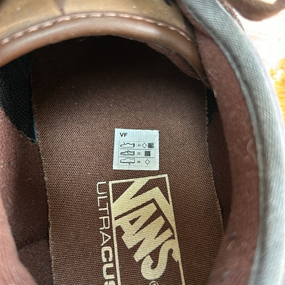 Vans UltraCush gray sneakers with brown leather trim.  Men’s Size 9.5. - Picture 12 of 14